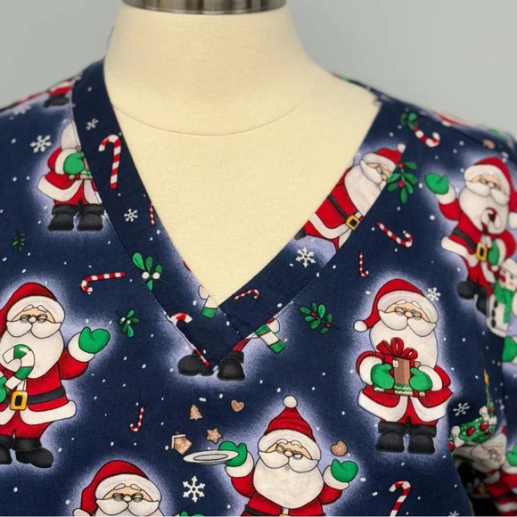 Med Couture Christmas Santa Cookies Winter Novelty Print Scrub Top Sz L Scrubs - Picture 4 of 6
